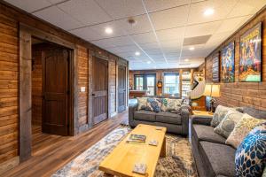 Perfect Cabin Escape with Views, Hot tub, & Gam Rm