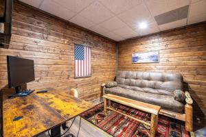 Perfect Cabin Escape with Views, Hot tub, & Gam Rm