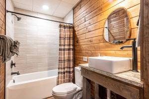 Perfect Cabin Escape with Views, Hot tub, & Gam Rm