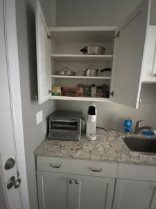 Cozy en suite with high ceilings