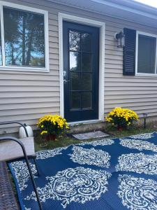 Cozy en suite with high ceilings