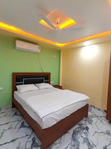 Hotel The Prince Near Mahabodhi Temple - Wifi and Parking Facilities
