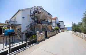 Two-Bedroom Apartment In Okrug Gornji