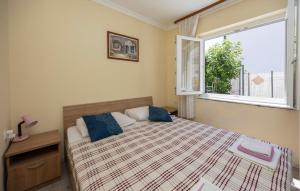 Two-Bedroom Apartment In Okrug Gornji