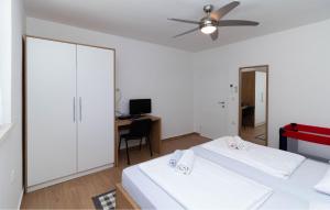 1 Bedroom Cozy Apartment In Starigrad