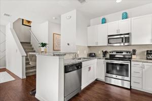 4 Bedrooms 3 Bathrooms Lucaya Village 19-104