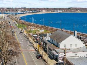 Stay a While in Niantic, Comfort by the Coast