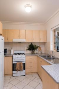 Cool beachside apartment on Jetty Road Brighton