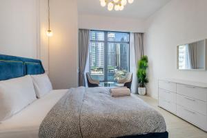 Luxury 2BHK Stunning Skyline Lakeview in JLT 401