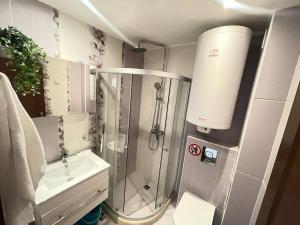 Sunny Varvara Apartment