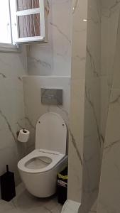 Perissa Black Rock Lotus