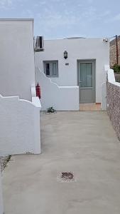 Perissa Black Rock Lotus