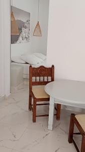 Perissa Black Rock Lotus