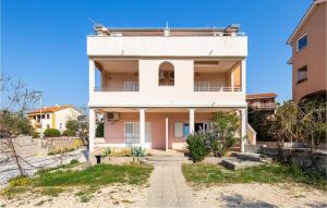 Beautiful Apartment In Cres With Wifi 