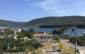 Beautiful Apartment In Cres With Wifi 