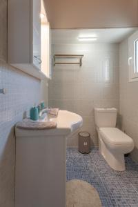 Cozy Beachfront Cottage with Sea Loungers & Outdoor Shower near Eretria