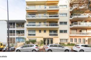 Air conditioned apartment, 3 min walk to the beaches, Garage