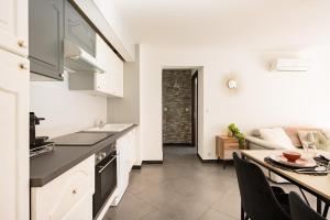 Air conditioned apartment, 3 min walk to the beaches, Garage