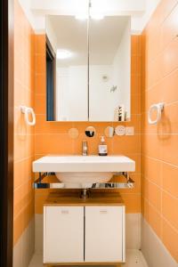 Air conditioned apartment, 3 min walk to the beaches, Garage