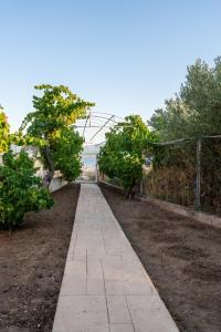 Cozy Beachfront Cottage with Sea Loungers & Outdoor Shower near Eretria