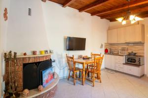 Cozy Beachfront Cottage with Sea Loungers & Outdoor Shower near Eretria