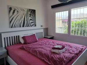 großes Haus mit Garten und Blick auf die kanarische Hügellandschaft