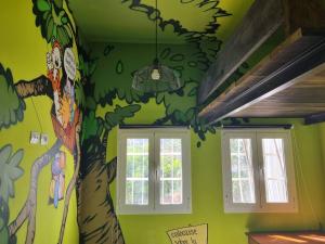 großes Haus mit Garten und Blick auf die kanarische Hügellandschaft