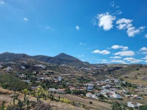 großes Haus mit Garten und Blick auf die kanarische Hügellandschaft