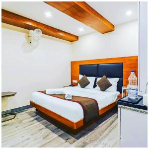 HOTEL NEW AURA PALACE Near Mall Road -Rooms Hygiene and Spacious - The Best Hotel with Mountain Views