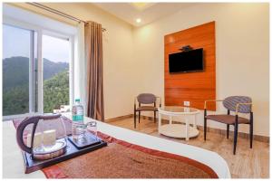 HOTEL NEW AURA PALACE Near Mall Road -Rooms Hygiene and Spacious - The Best Hotel with Mountain Views