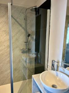 B&B / Chambres d'hotes Maison Picarel, Chambres d-Hotes, Leucate : Chambre Double avec Salle de Bains Privative