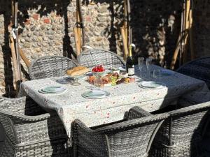 Lux 2 Bedroom Georgian home, hot tub, private garden, sea view, sleeps 6