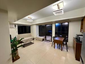 Tagaytay Staycation - Balaico 2 balconies Taal View 2BR