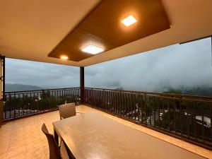 Tagaytay Staycation - Balaico 2 balconies Taal View 2BR