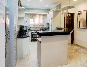 Chic 2BR Apt 8min to Airport Family& work ready