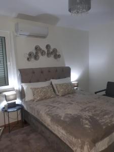 Pool and Beachfront Apartment Ena - Perfect Family Escape