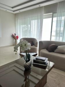 Luxury apartment with 3 pool views