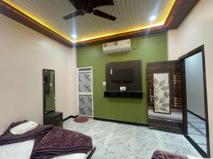 Jain Yatri Grah And Restaurant