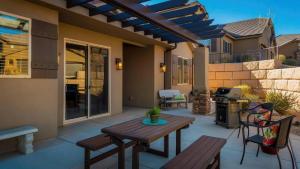 3BR Retreat w Pool Near Golf and Nature Sleeps 10