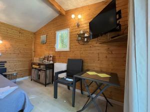 Maisons de vacances Les Cabanes du Lac - SPA - Petit Dejeune - Cabane du frene & Cabane du chene Premium : photos des chambres