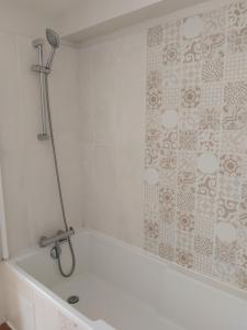 Maisons de vacances Spacious 3 bedroom house 250m from Saint-Suliac-s beach : photos des chambres