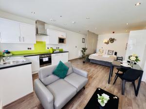 Deluxe Studio room in FoxHouse Studio Apartments