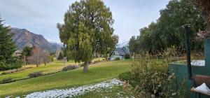 Refugio familiar en Arelauquen con vista al golf y las montañas