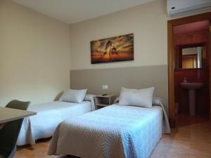 Twin Room with Private Bathroom room in PENSIÓN LAS ROSAS