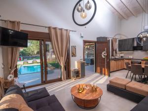 Eleolithos Villa olive & pool