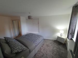 Two Bedroom En-Suite Modern Apartment Urquhart Road , Beach Area -Free Parking