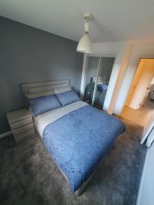 Two Bedroom En-Suite Modern Apartment Urquhart Road , Beach Area -Free Parking