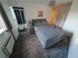 Two Bedroom En-Suite Modern Apartment Urquhart Road , Beach Area -Free Parking