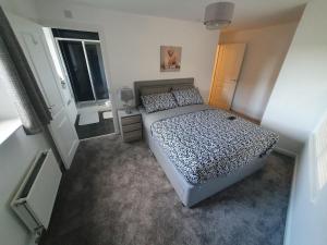 Two Bedroom En-Suite Modern Apartment Urquhart Road , Beach Area -Free Parking