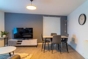 Two Bedroom En-Suite Modern Apartment Urquhart Road , Beach Area -Free Parking